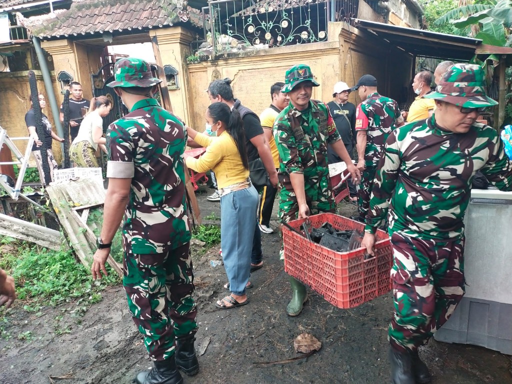 Cepat Tanggap, Dandim 1610/Klungkung Terjunkan Personelnya Karya Bakti Pasca Puting Beliung