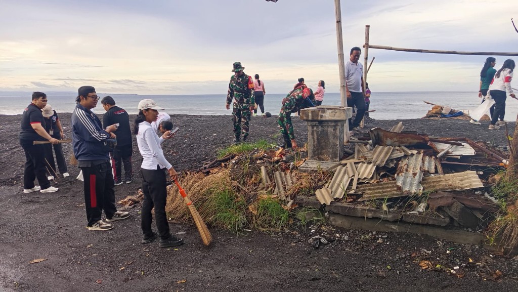Wabup Klungkung Pimpin Bersih Sampah Di Pantai Wilayah Kecamatan Klungkung, Koramil Klungkung Ikut Ambil Bagian