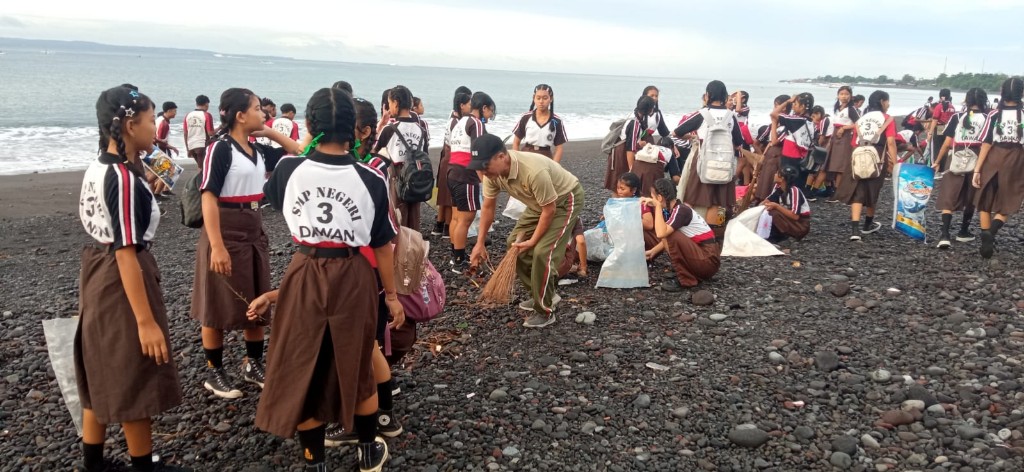 TNI Polri Dan Petugas Gabungan Karya Bhakti Aksi Bersih Sampah Sepanjang Pantai Wilayah Kecamatan Dawan
