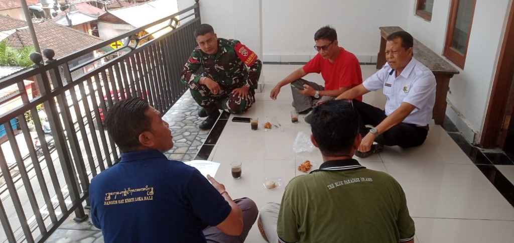 Babinsa Koramil Klungkung Optimalkan Binter melalui Komsos
