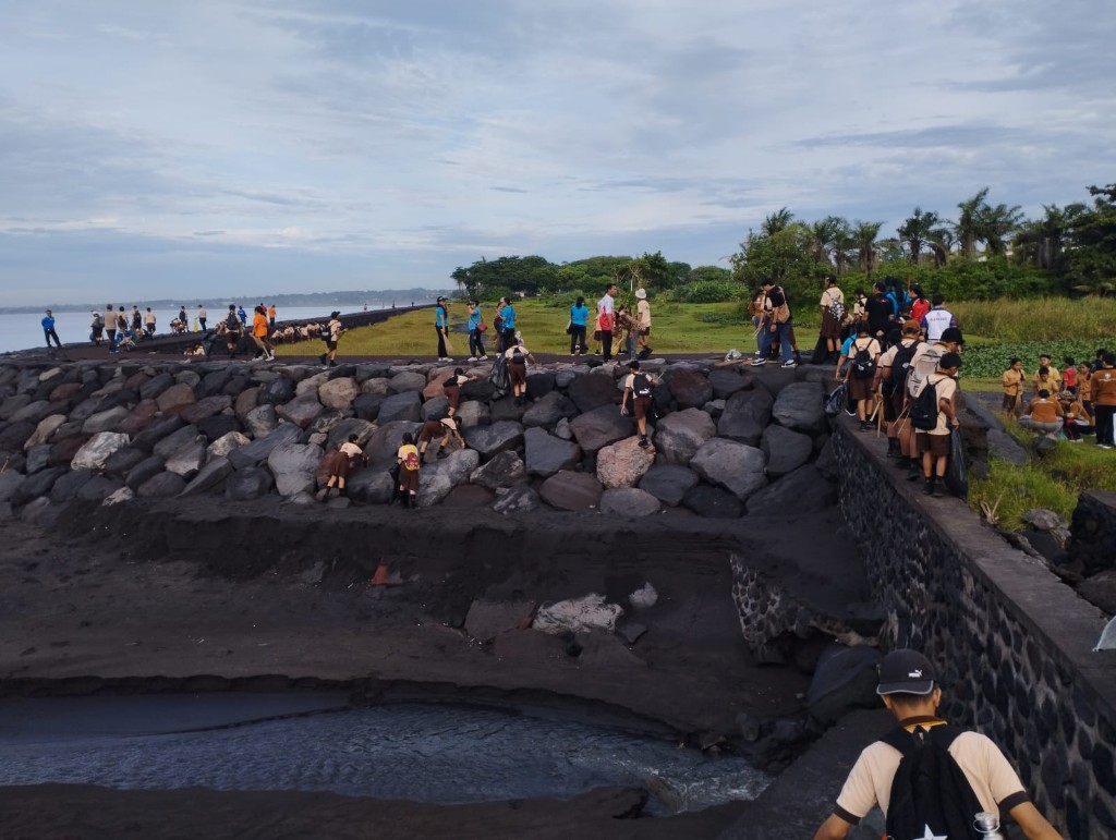 TNI Polri Bersama Berbagai Pihak Di Kecamatan Banjarangkan Gelar Aksi Bersih Pantai