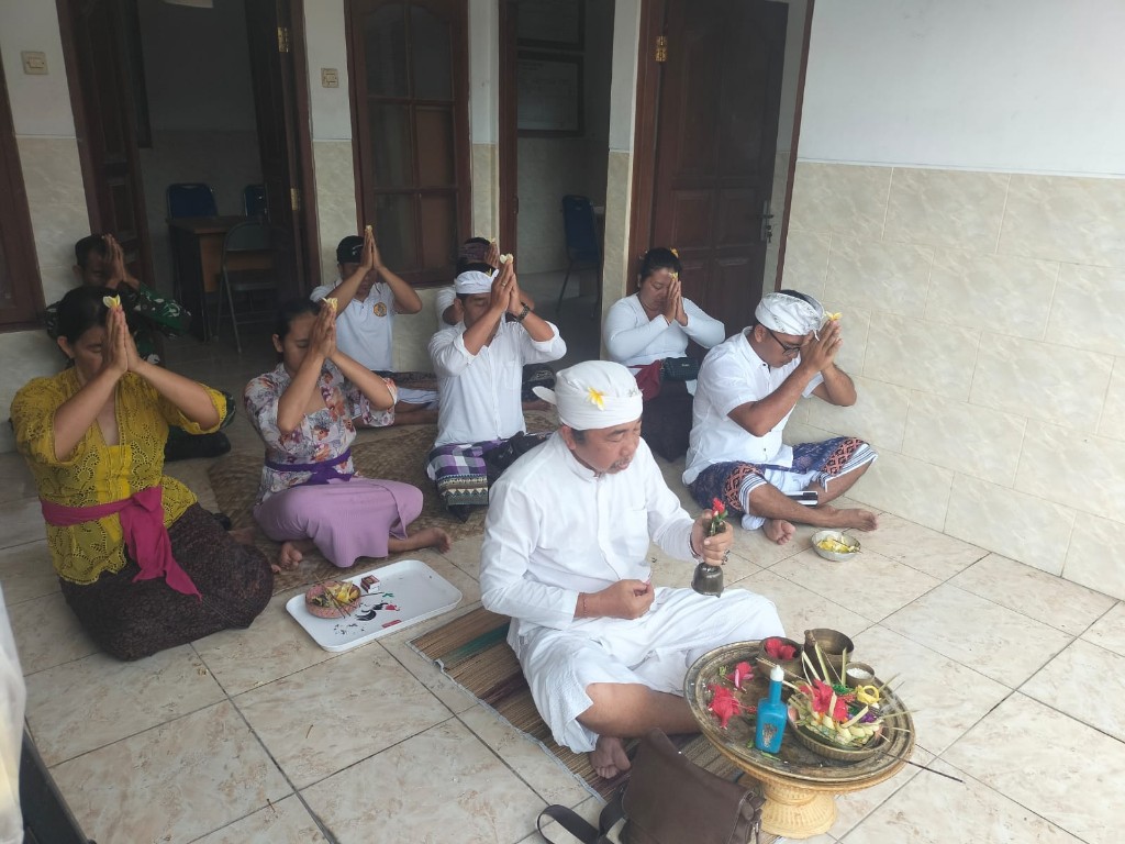 Babinsa Koramil Dawan Hadiri Peringatan Tumpek Uye Di Kantor Desa Sulang