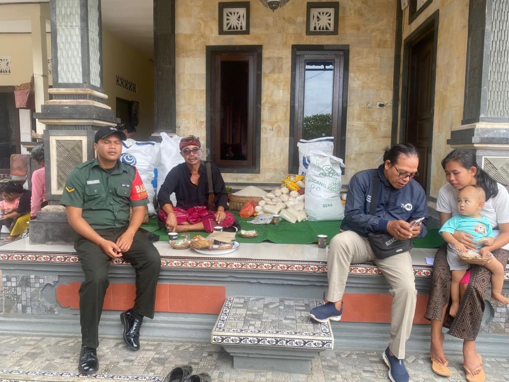 Babinsa Bersama Bhabinkamtibmas Dan Perbekel Nyanglan Gelar Melayat Di Dusun Banjar Tengah
