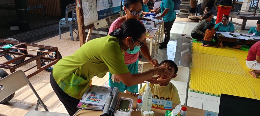 Babinsa Koramil Dawan Atensi Posyandu Balita Di Desa Dawan Kelod


