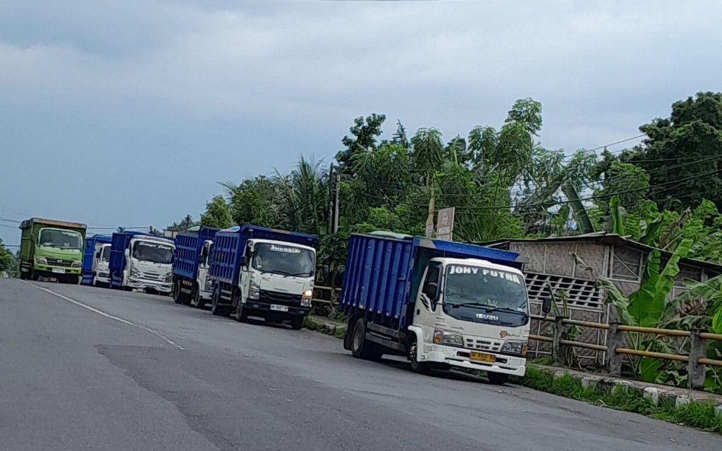 Truk Galian C Konpoi, Terobos Rambu Larangan di Jalan Rama...