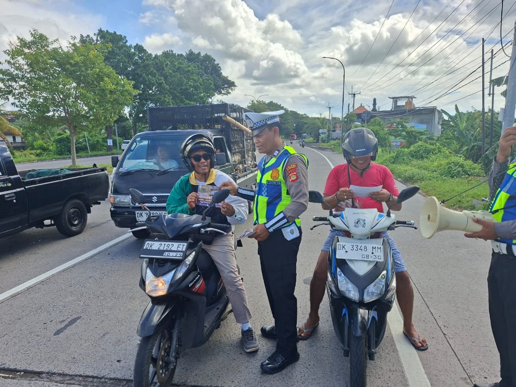 Serangkaian Operasi Keselamatan Agung 2026, Polantas Klungkung jaga dan  Edukasi Simpang Lepang dan jembatan merah