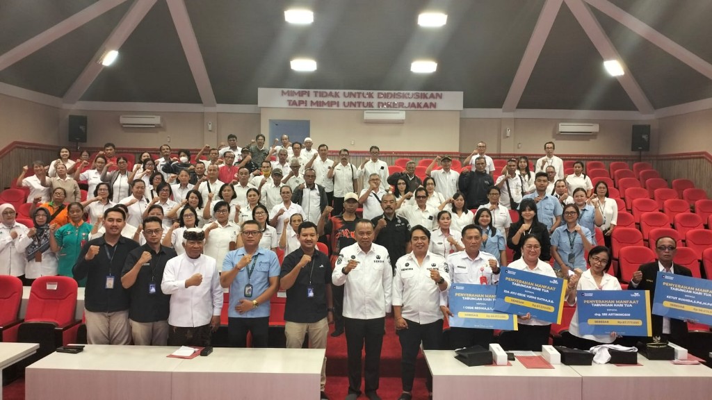 Sekda Bangli Serahkan SK Pensiun dan Dana Taspen, BKPSDM Perkuat Layanan One Stop Service