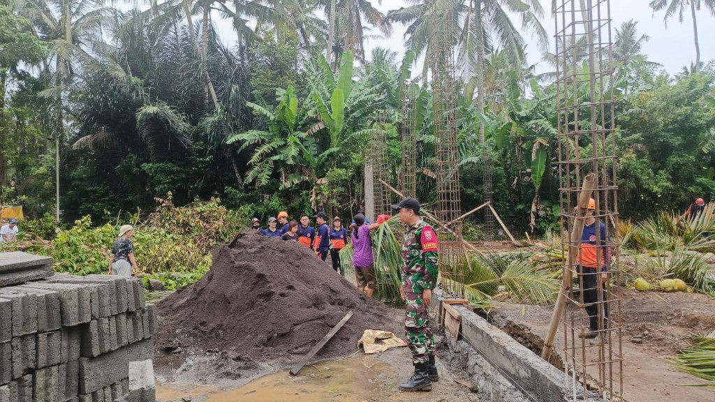 Babinsa Koramil Dawan Dan BPBD Lakukan Penebangan Pohon Kelapa Rawan Tumbang
