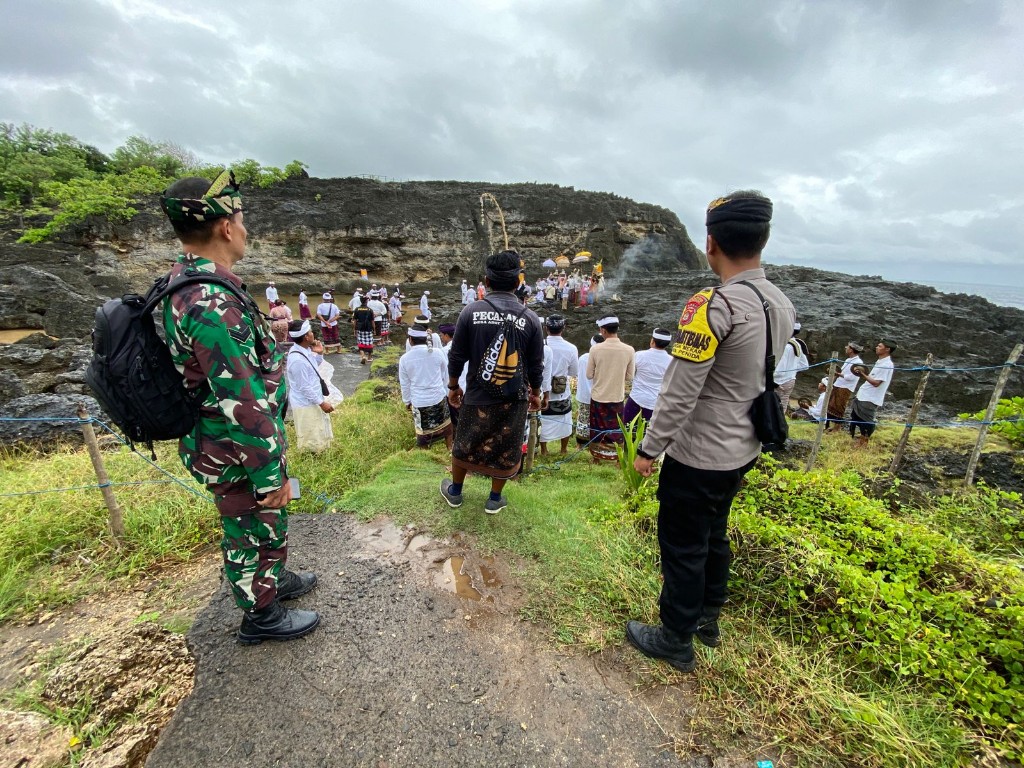Aparat TNI Polri Dan Pecalang Gelar Pengamanan Ketat Prosesi Melasti Di Desa Bunga Mekar