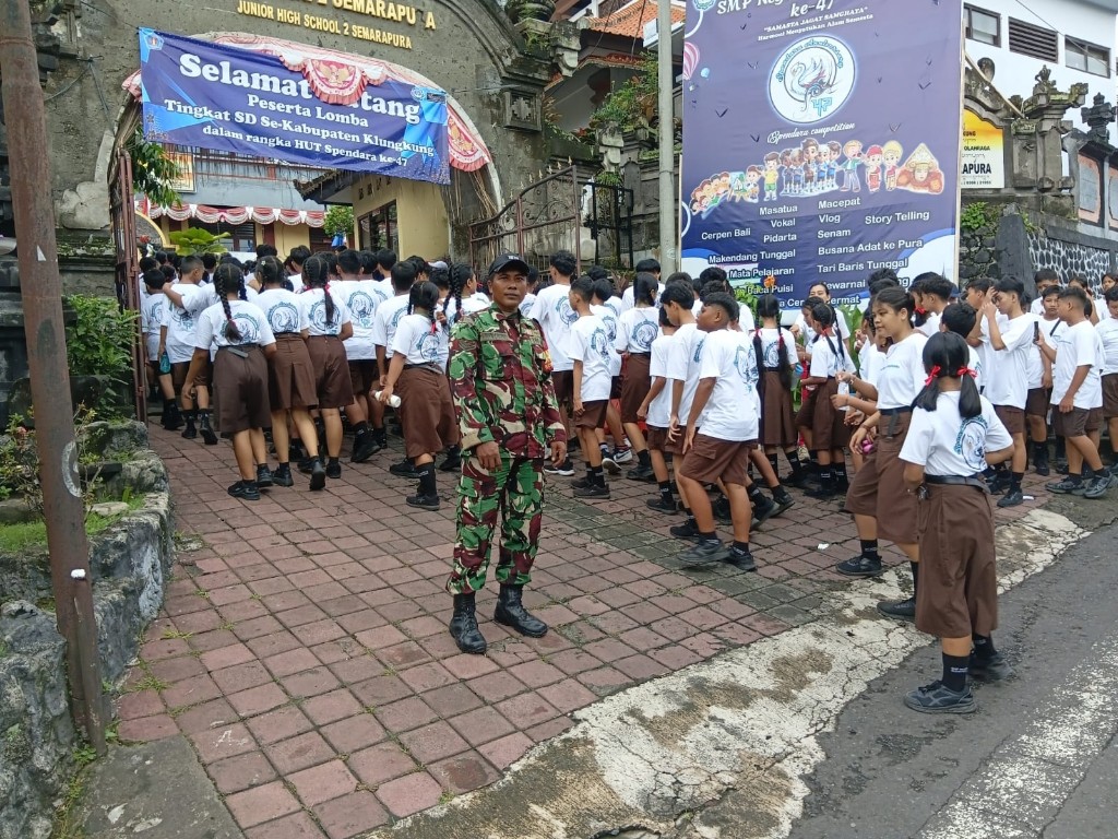 Babinsa Semarapura Kangin Selalu Aktif Dampingi Posyandu Balita