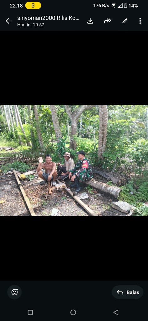 Sembari Pantau Wilayah, Babinsa Bunga Mekar Komsos Bersama Tukang Bangunan Di Banjar Pikat