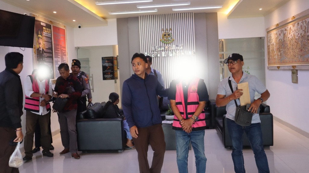 Keluarga mantan Perbekel Kadek Sudarmawa satu persatu menyusul ditahan sebagai tersangka Korupsi Bumdes Dawan Kaler.