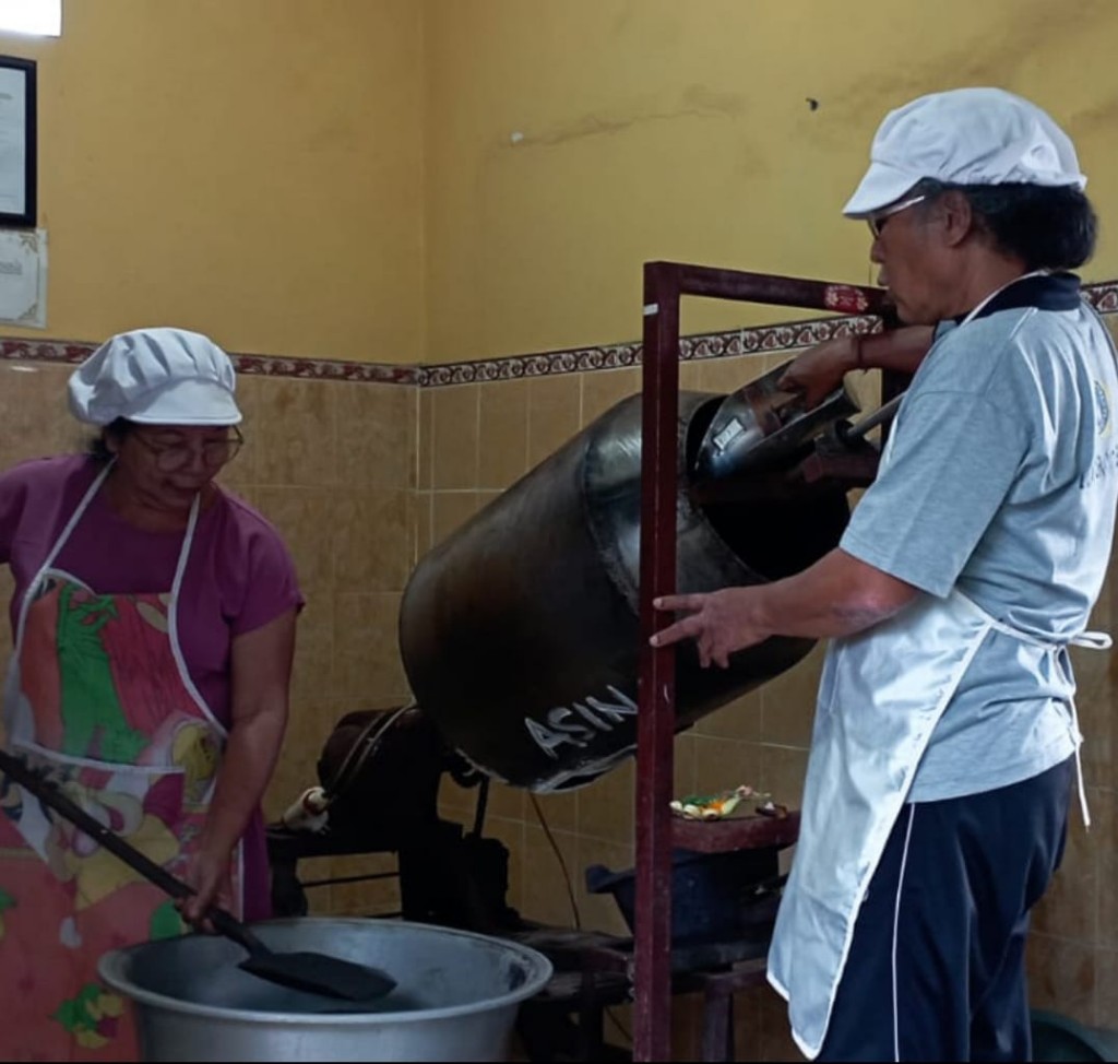 KISAH JERO MANGKU NGURAH KETUT ARNAWA

KERJA KERAS BERSAMA ISTRI, DARI ASIN BERBUAH MANIS