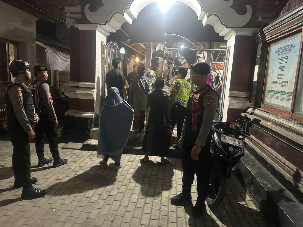 Polsek Nusa Penida Amankan Sholat Tarawih di Masjid Al-Imron Toyapakeh.