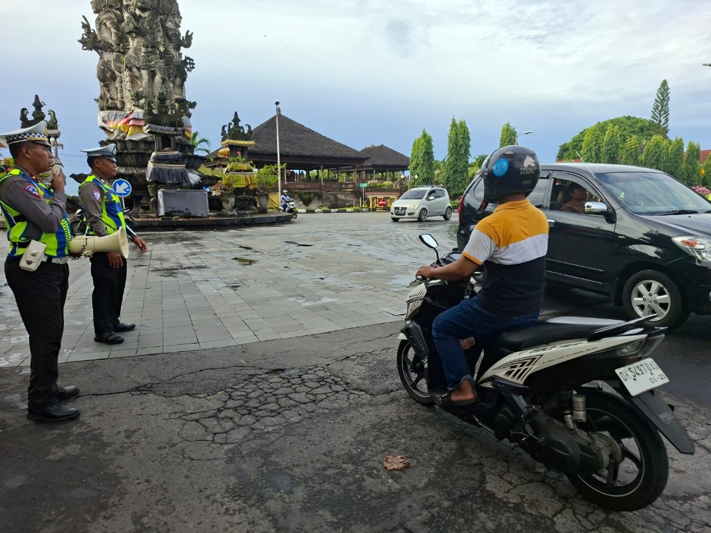 Unit Kamsel Satlantas Polres Klungkung Gelar Penerangan Keliling di Titik Rawan Pelanggaran.