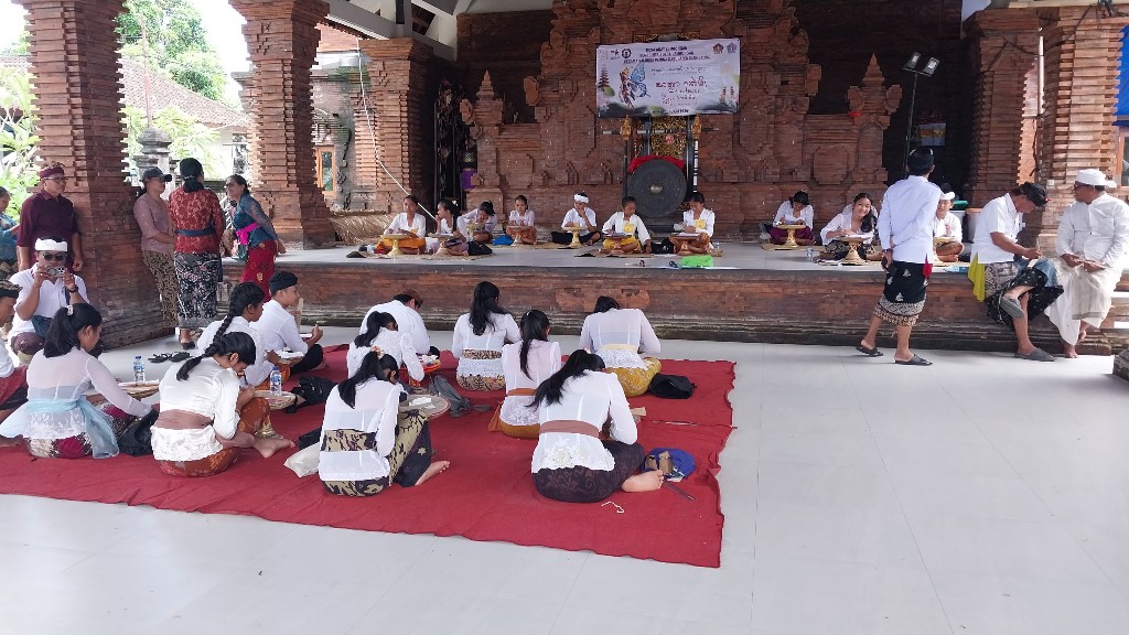 Babinsa Lembongan Hadir Dan Dampingi Bulan Bahasa Bali Ke VIII
