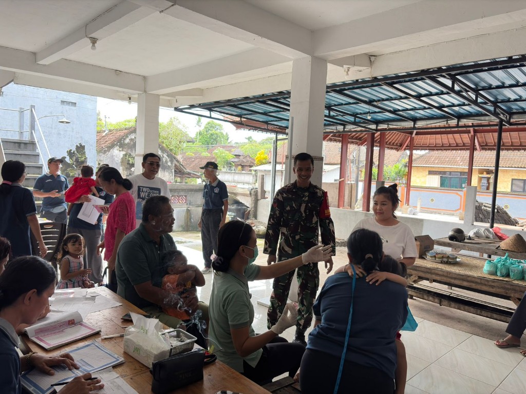 Babinsa Semarapura Kauh Hadir Dampingi Posyandu ILP Di Balai Banjar Sangkan Buana