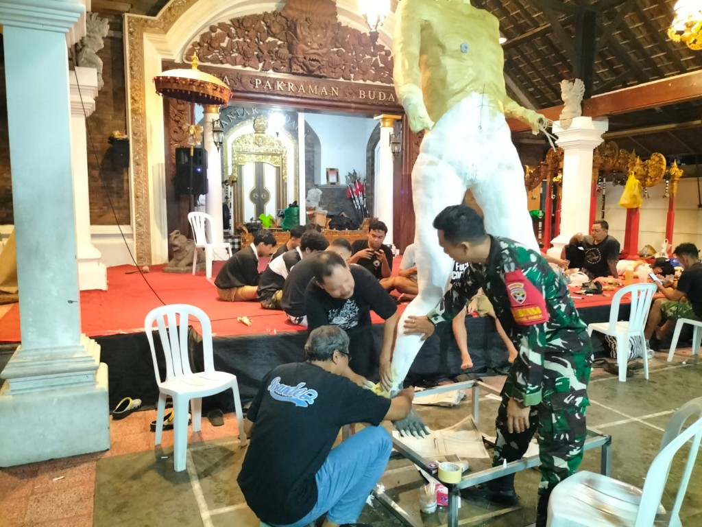 Babinsa Semarapura Kauh Monitoring Pembuatan Ogoh-Ogoh Di Banjar Budaga