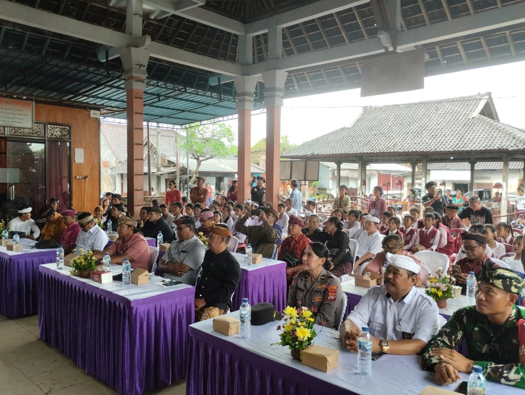 TNI Hadir Ditengah Masyarakat, Babinsa Banjarangkan Hadiri Bulan Bahasa Bali Ke VIII
