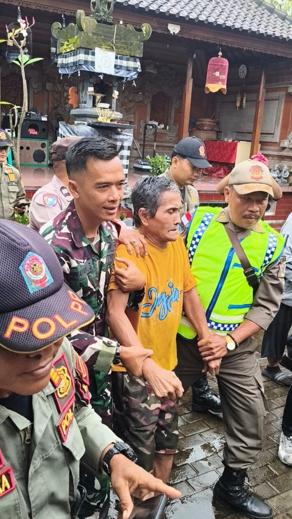 Babinsa Semarapura Kauh Bersinergi Dampingi Dinsos Evakuasi ODGJ Di Wilayah Binaan