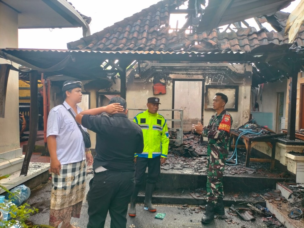 Babinsa Semarapura Kauh Tinjau Lokasi Rumah Warga Yang Tertimpa Kebakaran