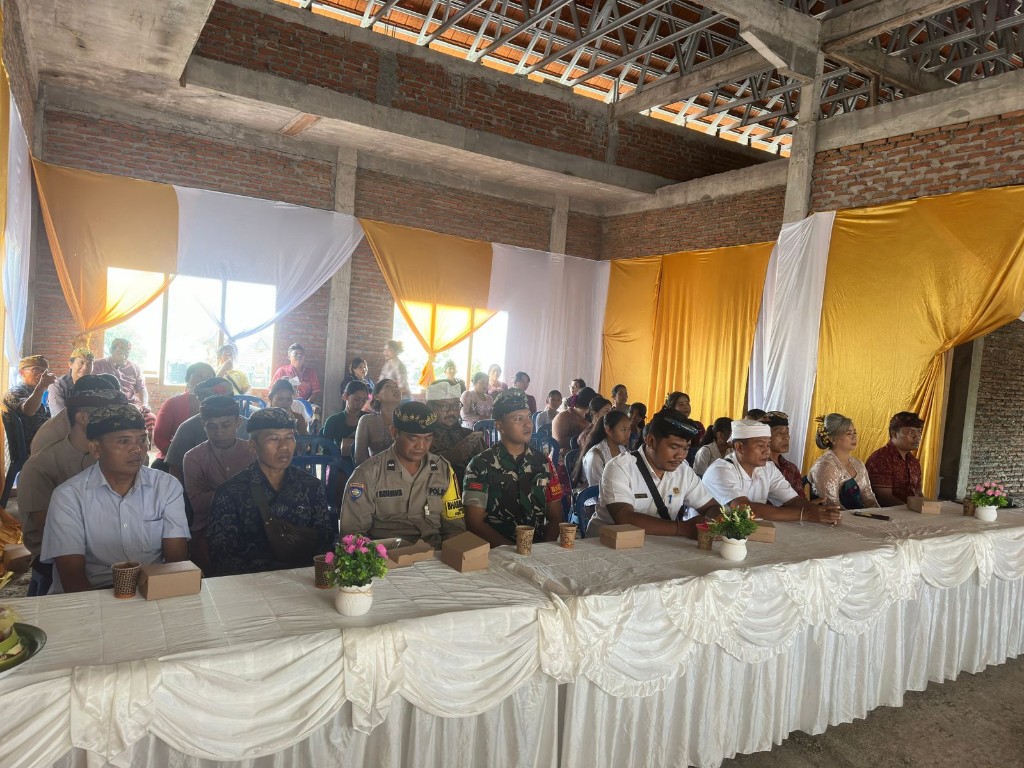 Babinsa Tegak Hadir Pastikan Bulan Bahasa Bali VIII Berjalan Aman Dan Lancar