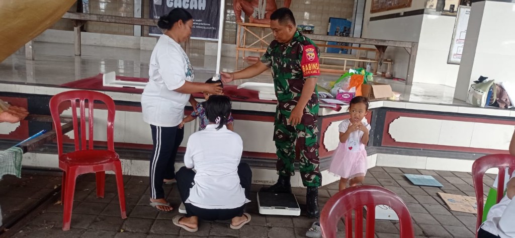 Babinsa Sampalan Tengah Monitoring Posyandu Balita