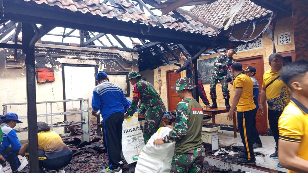 Pasca Kebakaran Di Banjar Budaga, Aparat Gabungan Gelar Gotong Royong