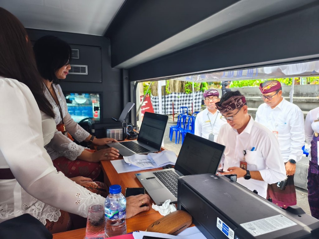 Bapenda Denpasar Berikan Pelayanan Pembayaran PBB-P2 di DTIK Fest,


Berharap ASN Jadi Contoh Baik Taat Pajak, Wajib Pajak Cukup Bawa NOP. 