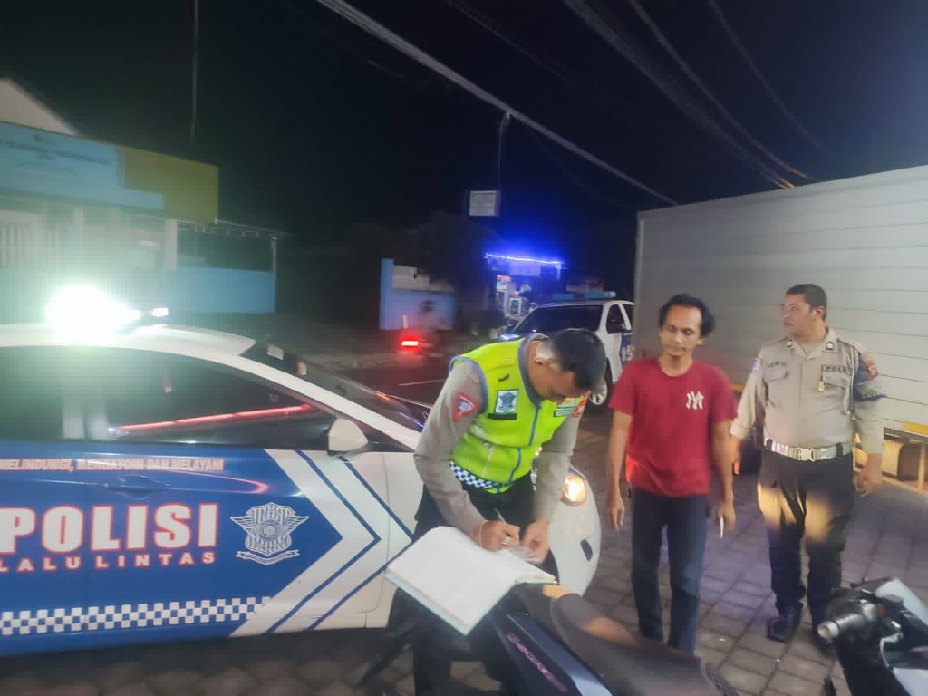 Respon Cepat Layanan 110, Polres Klungkung Tindak Lanjuti Laporan Kecelakaan di Takmung