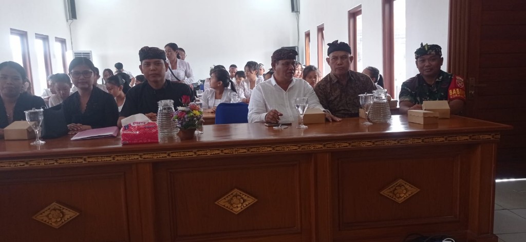 Bulan Bahasa Bali Digelar Di Kantor Desa, Babinsa Sampalan Tengah Hadir Beri Pendampingan