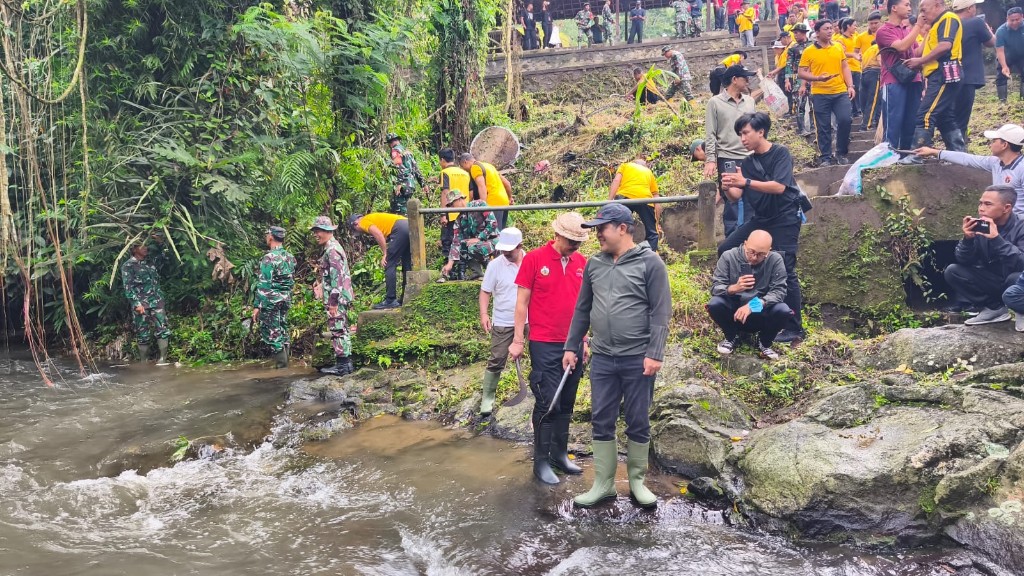 Pimpin Gerakan Bali Bersih Sampah, Bupati Sedana Arta Fokuskan Pembersihan Sungai dan Danau di Bangli