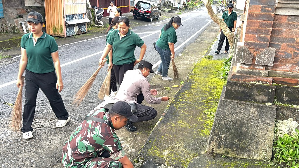 Babinsa Tohpati Ikut Serta Gerakan Kulkul PKK Dan Posyandu