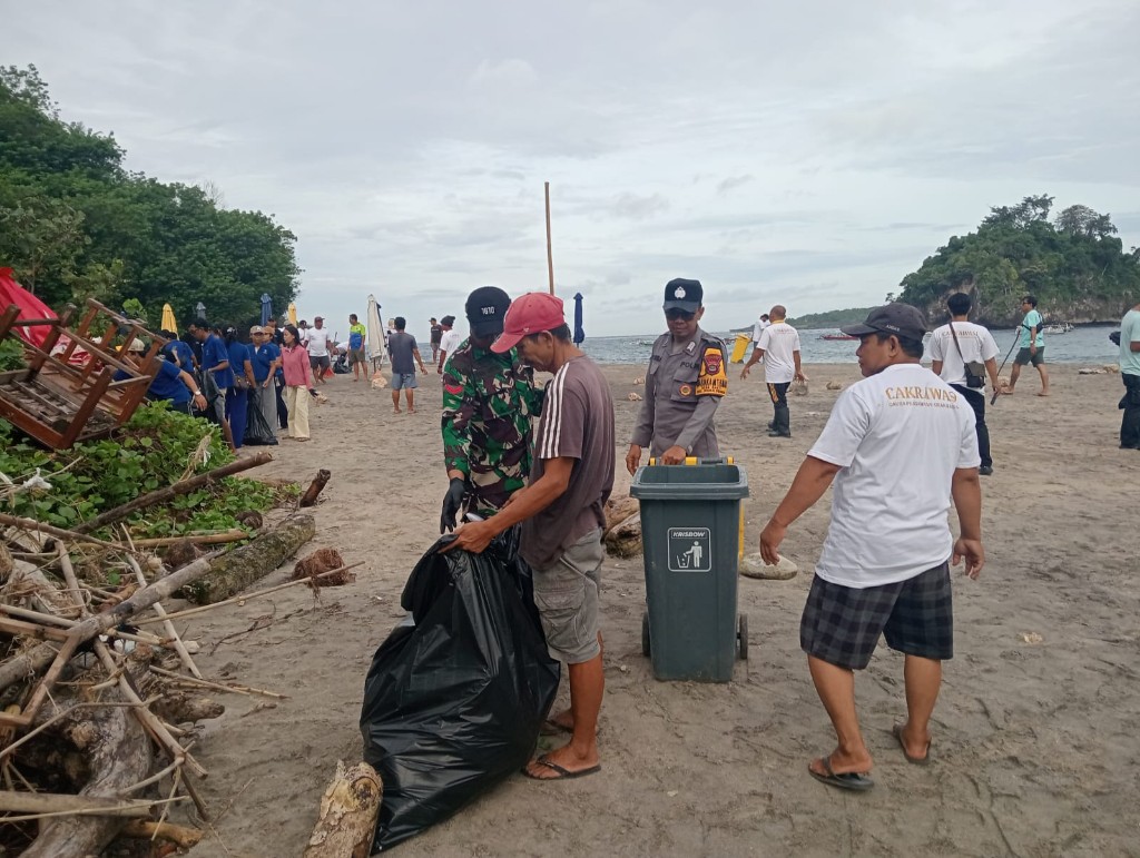 Aparat Gabungan Dan Warga Di Nusa Penida Gelar Gerakan Bali Bersih Pantai