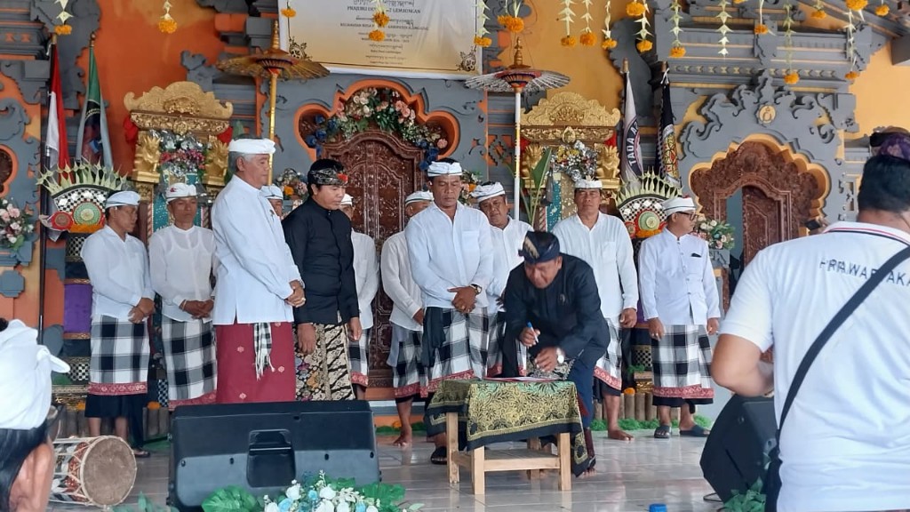 Babinsa Koramil Nusa Penida Hadiri Acara Pengukuhan Bendesa Dan Prajuru Adat Desa Lembongan