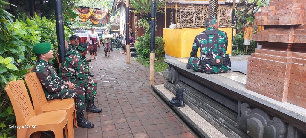 Danramil Banjarangkan Bersama Anggota Melayat Di Rumah Duka Almarhum Anak Agung Gde Putra BA