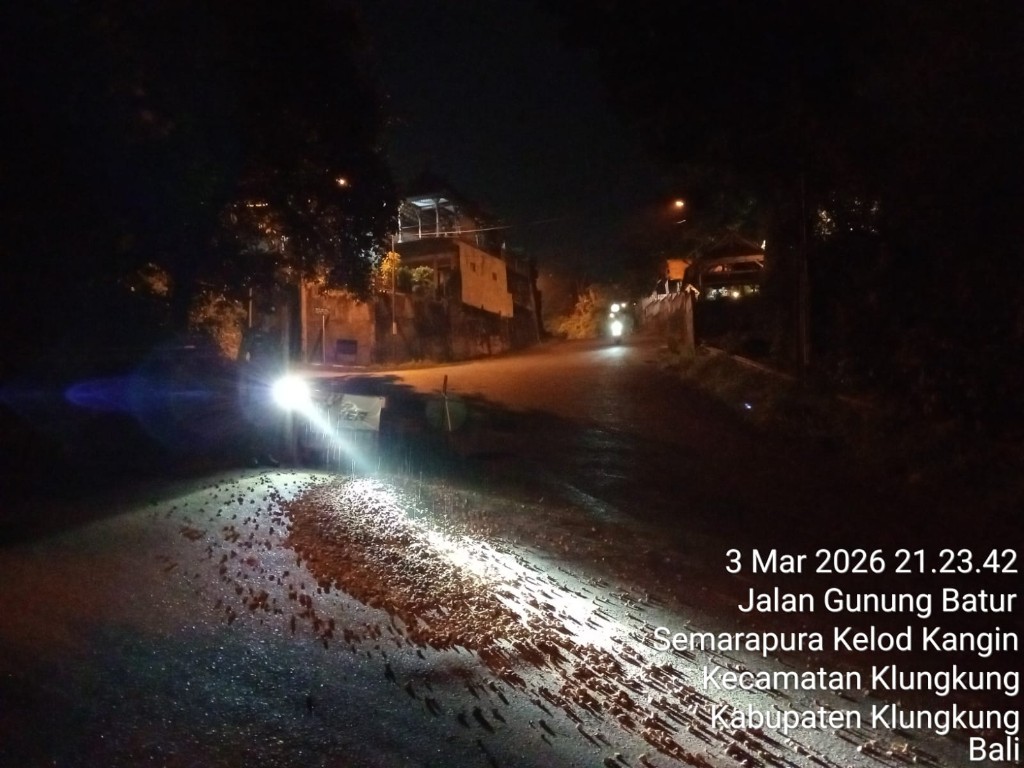 Respon Cepat Laporan Call Center 110, Polres Klungkung Amankan Ceceran Material Di Jalan Gunung Merapi