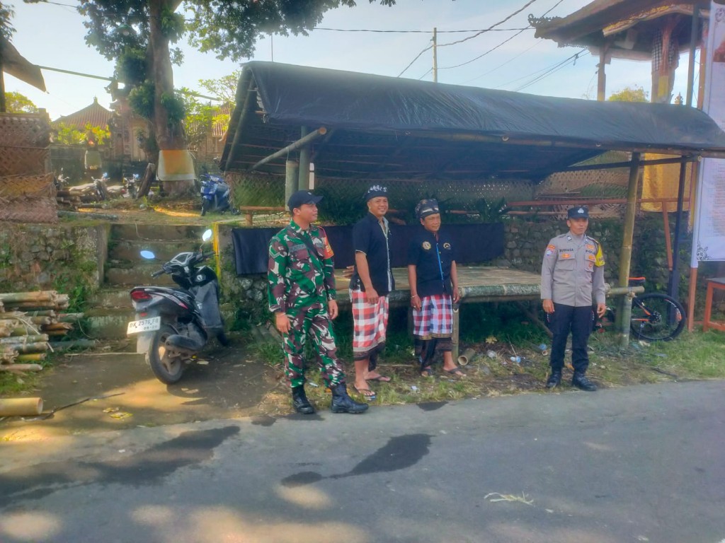 Aparat TNI Polri Dan Pecalang Di Desa Timuhun Gelar Pengawalan Upacara Keagamaan
