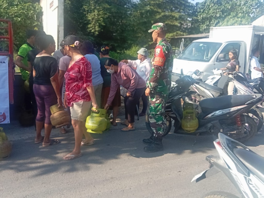 Babinsa Tusan Gelar Pendampingan Pasar Murah


Pastikan Berjalan Aman Dan Kondusif, Babinsa Tusan Turun Langsung Kawal Pasar Murah 