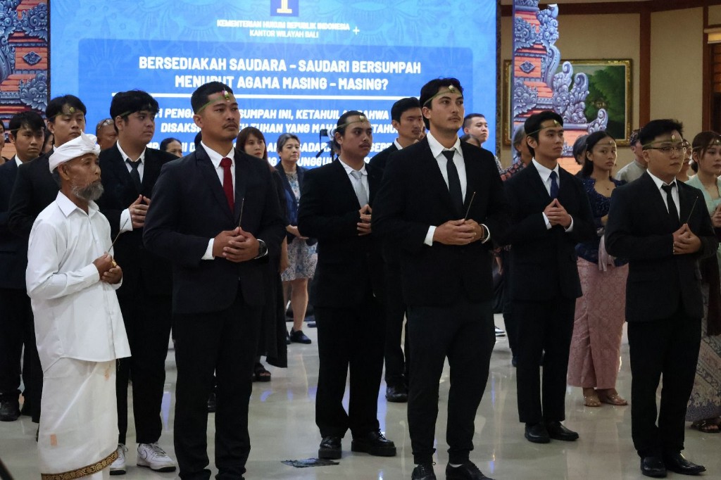 21 WNI Baru Resmi Diambil Sumpahnya, Kakanwil Kemenkum Bali Tegaskan Nasionalisme dan Kepatuhan Hukum