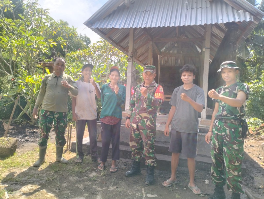 Koramil Banjarangkan Turun Gunung Gelar Kerja Bakti Di Rumah Ketut Sriasih