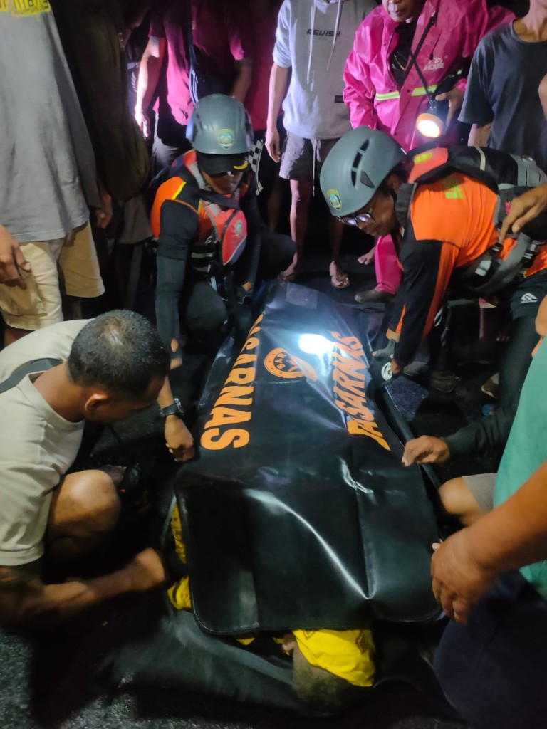 Banjir menerjang desa banjar, satu meninggal, tiga hilang