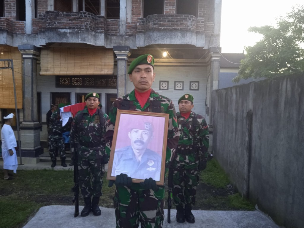 Kodim Klungkung Gelar Upacara Militer  Almarhum  Serda ( Purn) Sudalto


Gelar Upacara Militer, Kodim Klungkung  Beri Penghormatan Terakhir Kepada Sang Veteran

