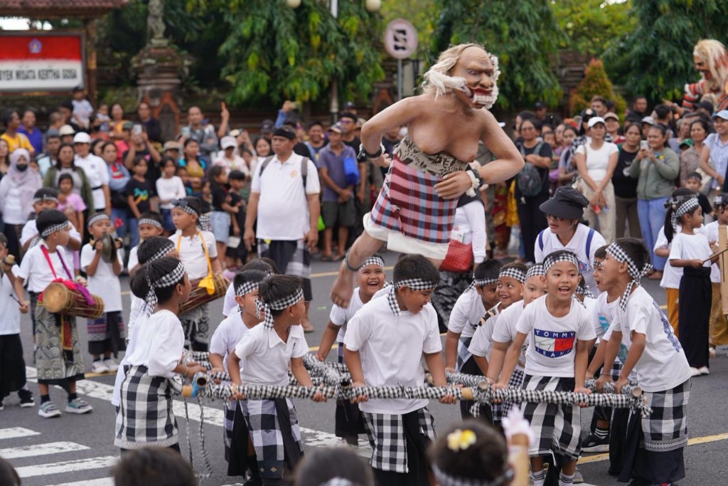 Lestarikan Tradisi Jelang Nyepi, Bupati Satria Apresiasi Kreativitas Anak PAUD Ikuti Parade Ogoh-Ogoh walaupun masih ditongkrongi orang tuanya.