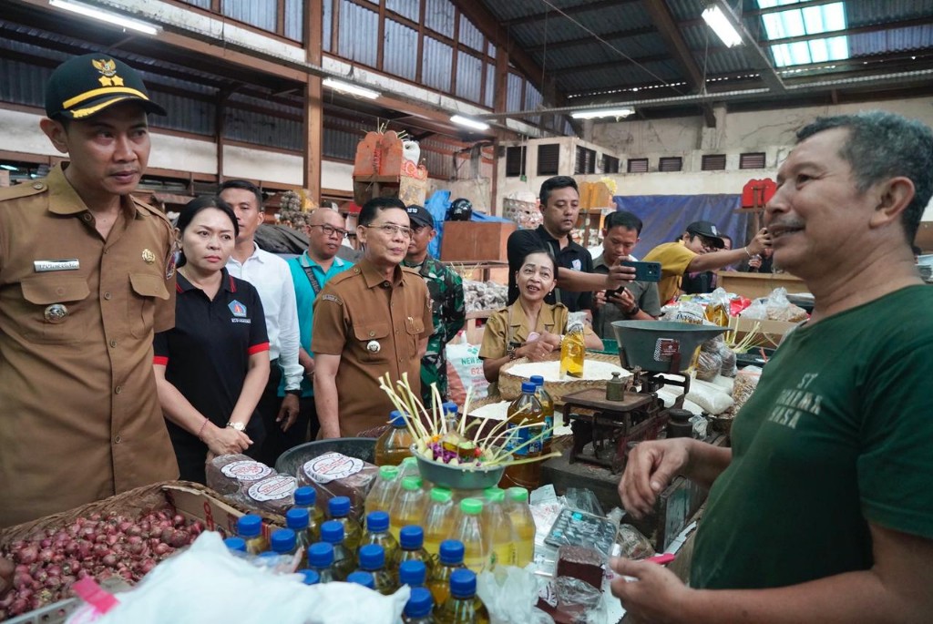 Jamin Stok Pangan Aman Jelang Nyepi dan Idul Fitri, Bupati Satria Pantau Langsung Pasar Galiran