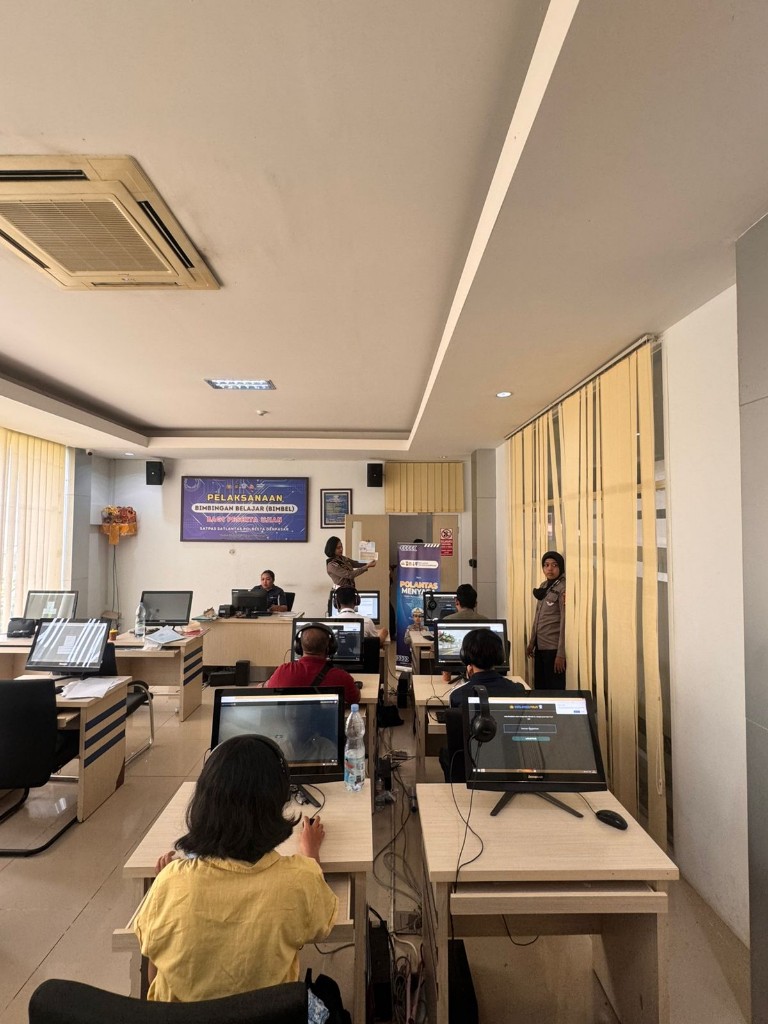 Dampingi Ujian Teori SIM, Satpas Polresta Denpasar Berikan Edukasi kepada Pemohon SIM 