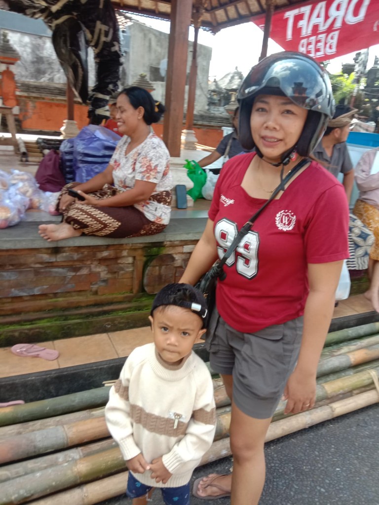 Babinsa Koramil Klungkung Atensi Distribusi MBG Bagi Bumil, Ibu Menyusui Dan Balita