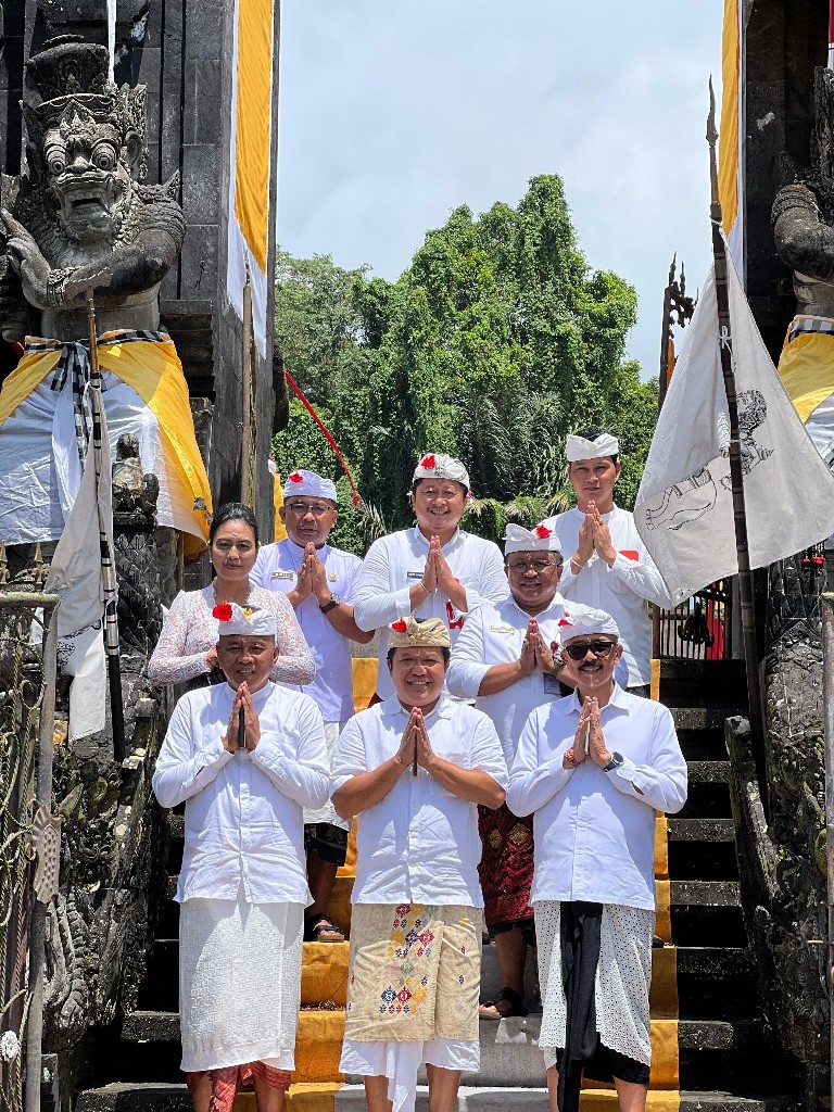 Bupati Sedana Arta Pimpin Bhakti Penganyar di Pura Gunung Raung.