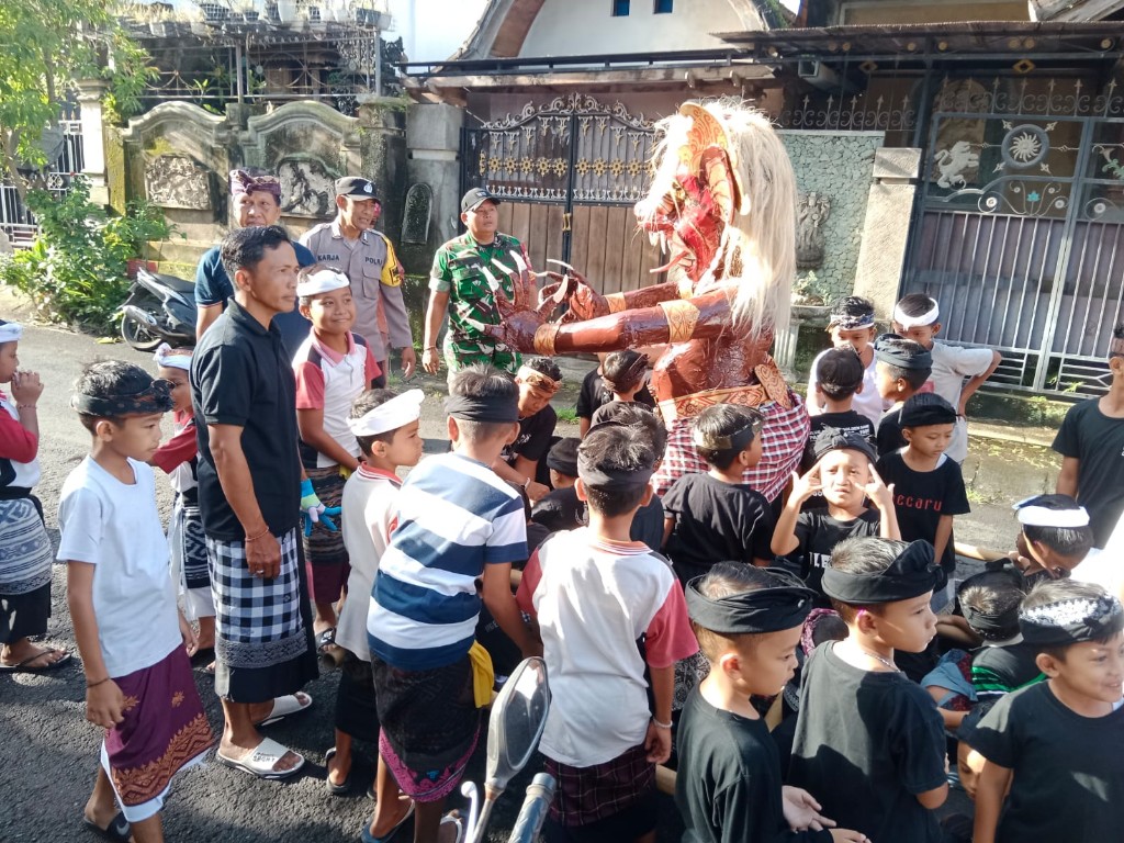 Dandim Klungkung Kerahkan Babinsa Jajaran Kawal Pawai Ogoh-Ogoh Anak TK