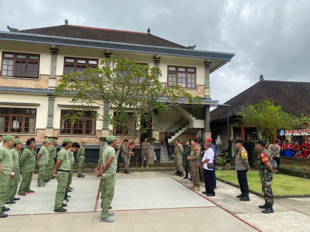 TNI Polri Bersama Damkar Dan Satpol PP Gelar Pelatihan Satlinmas Desa Tohpati